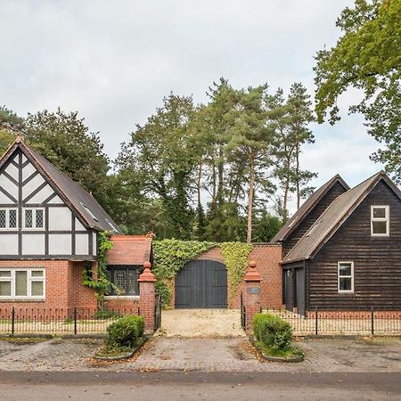 Beautiful English Villa With Hottub Зёйдволде Экстерьер фото