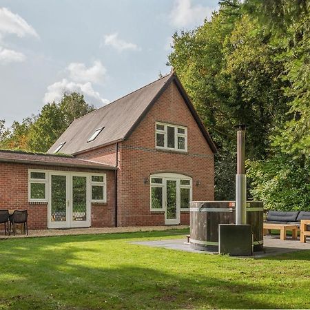 Beautiful English Villa With Hottub Зёйдволде Экстерьер фото