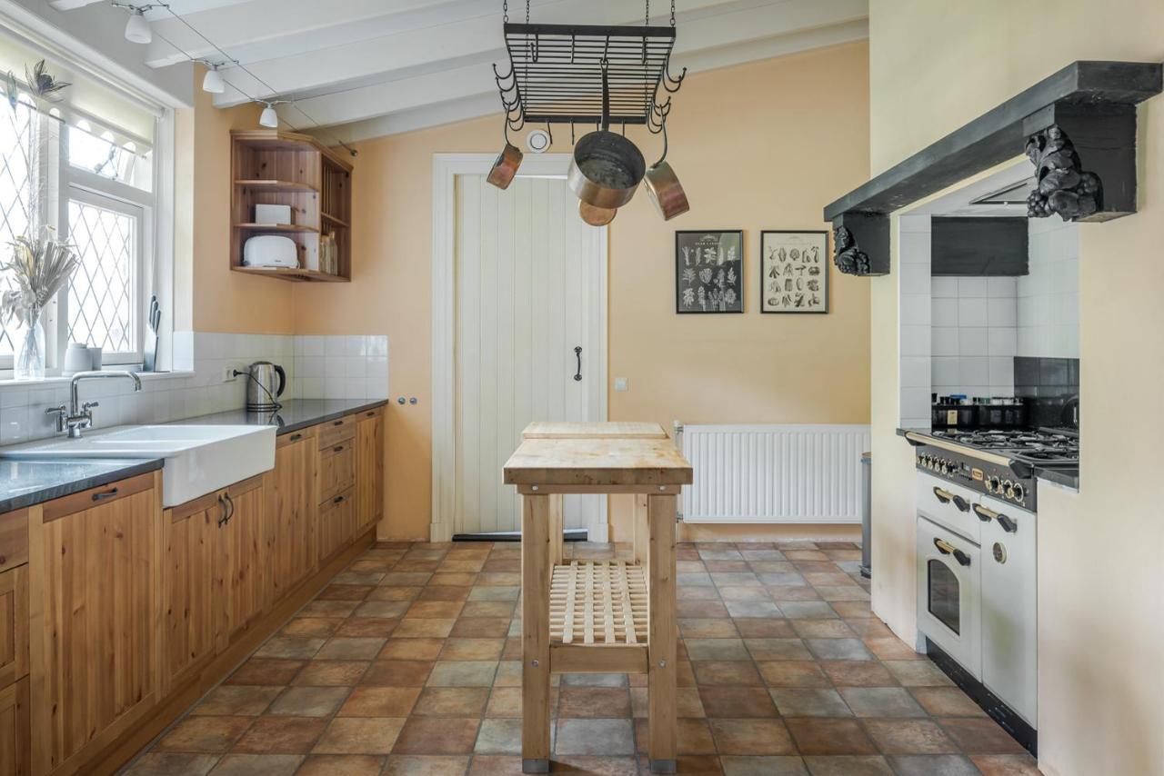 Beautiful English Villa With Hottub Зёйдволде Экстерьер фото
