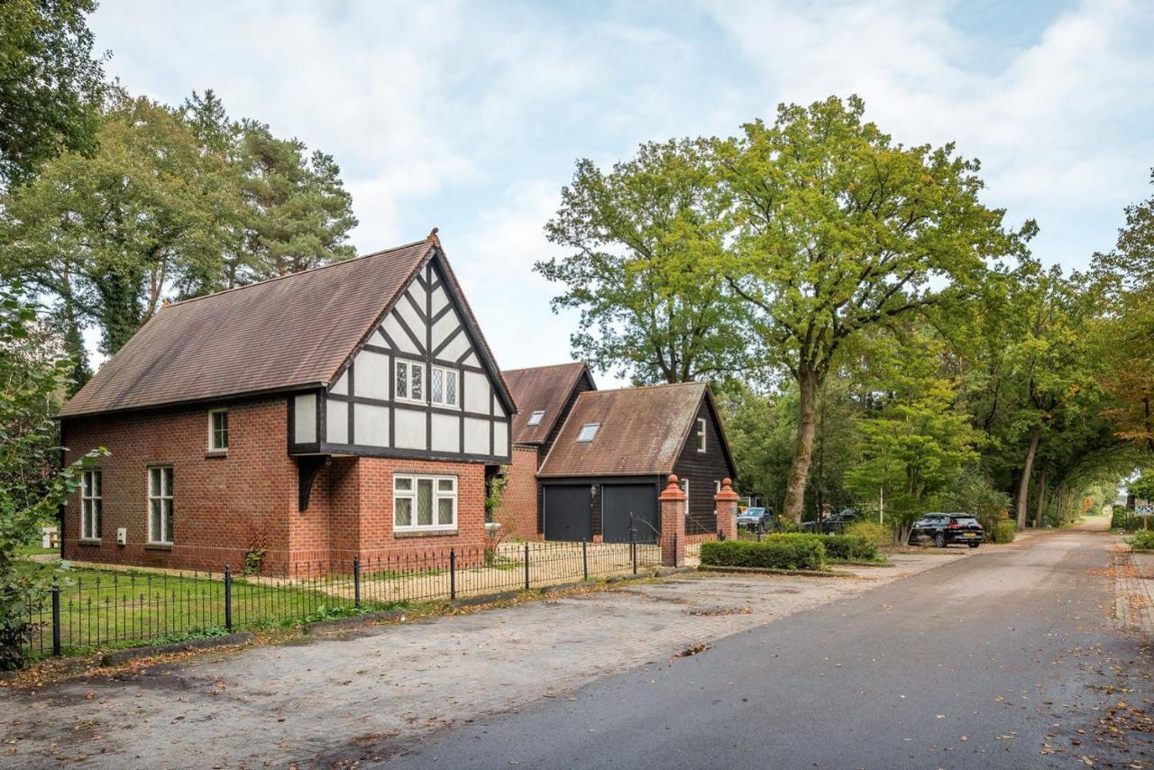 Beautiful English Villa With Hottub Зёйдволде Экстерьер фото