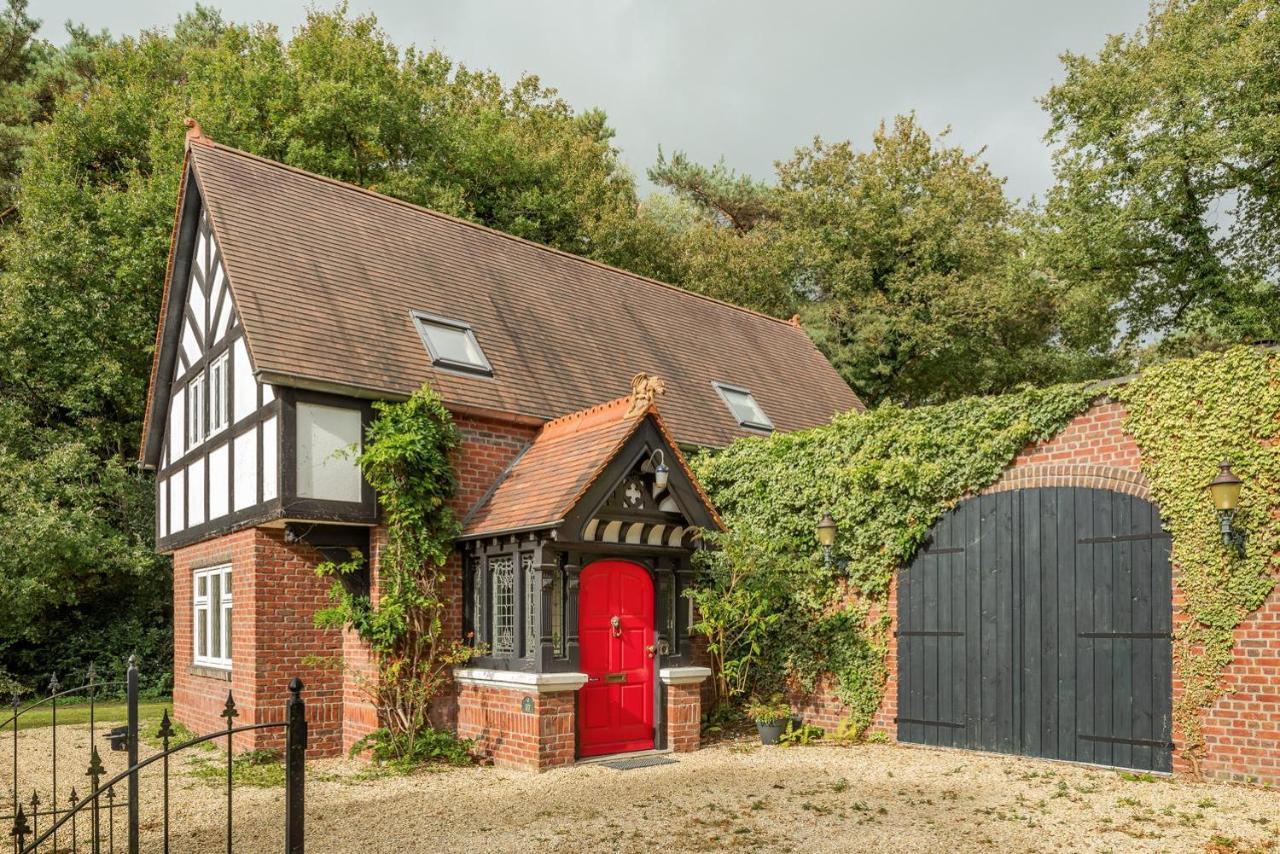 Beautiful English Villa With Hottub Зёйдволде Экстерьер фото